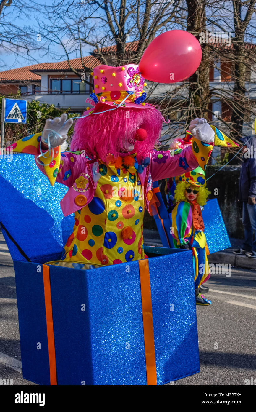 OPICINA, Triest, Italien, 10. Februar 2018: Unbekannter Teilnehmer der Parade der Karneval Kraski Pust oder Carnevale Carsico. Der Karneval Carsico Kraski Ausgabe 51 am 10. Februar 2018 Opicina. Es ist die älteste Karneval auf Karst. Stockfoto