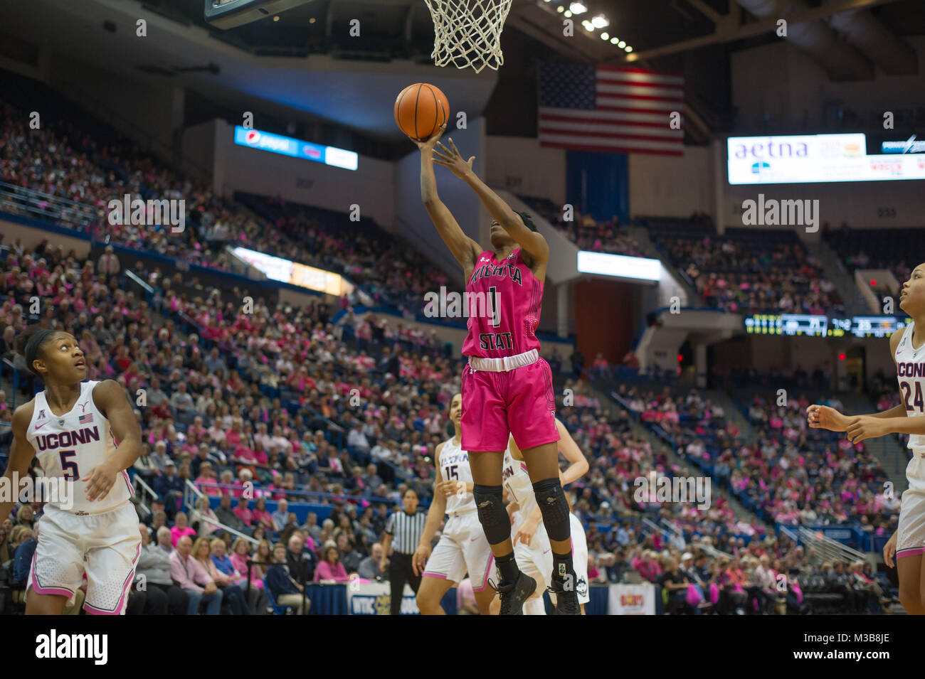 Hartford, CT, USA. 10 Feb, 2018. Keke Thompson (1) Der Wichita State Shockers schießt während eines Spiels gegen Uconn Huskies am XL Center in Hartford, CT. Gregory Vasil/CSM/Alamy leben Nachrichten Stockfoto