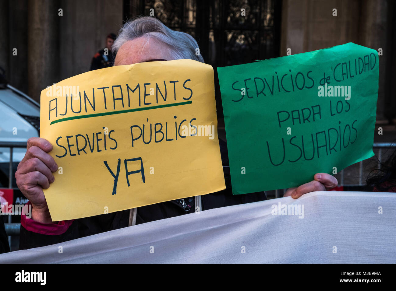 Barcelona, Katalonien, Spanien. 10 Feb, 2018. Eine Frau zeigt zwei Plakate mit Texten ''Municipalities, öffentliche Dienste bereits'' und ''Quality Services für Benutzer ''. Mehr als 20 gesellschaftliche Gruppen leiden von arbeitsplatzunsicherheit wurden vor den Toren der wichtigsten Arbeitgeber Organisation in Katalonien konzentriert, die aus großen, mittleren und kleinen Unternehmen. Gruppen wie die Reinigung von Hotel, nannte die Kellys, Rentner, Pensionäre, Gesundheit Unterstützung für Tochtergesellschaften und Terminals, junge Musiker und Reiter größere Aufmerksamkeit zu seinen Lohn Verordnungen gefordert haben. (Bild: © Paco Fr Stockfoto