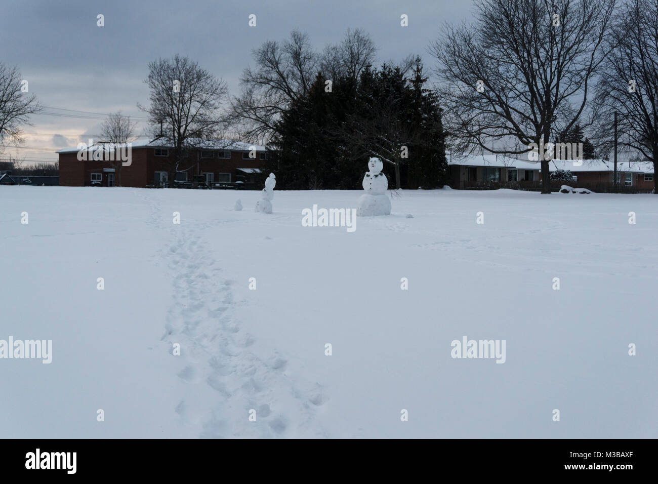 Toronto, Ontario, Kanada. Vom 8. Februar 2018. Ein Kinderspielplatz mit Schnee bedeckt. Es hat geschneit die ganze Woche und vor. Kinder nutzten die Gelegenheit, um schneemänner zu bauen. © Chandra Ramsurrun/Alamy leben Nachrichten Stockfoto