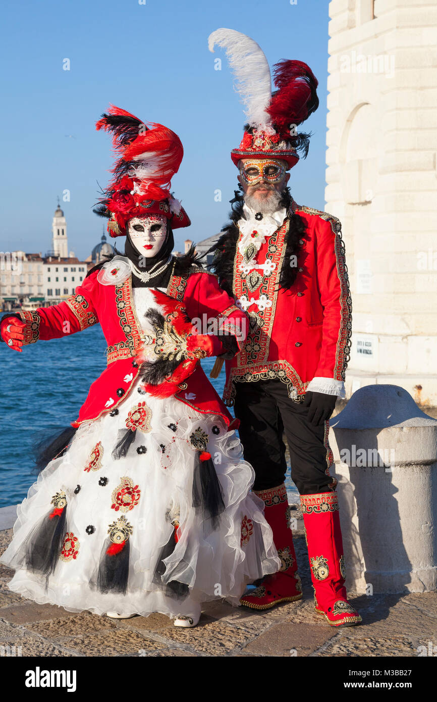 Venedig, Venetien, Italien, 10. Februar 2018. Bunte Kostüme beim Karneval  in Venedig an einem sonnigen Tag am letzten Wochenende des Festivals.  Menschen auf die Insel San Giorgio Maggiore bei Sonnenuntergang posieren  Stockfotografie - Alamy