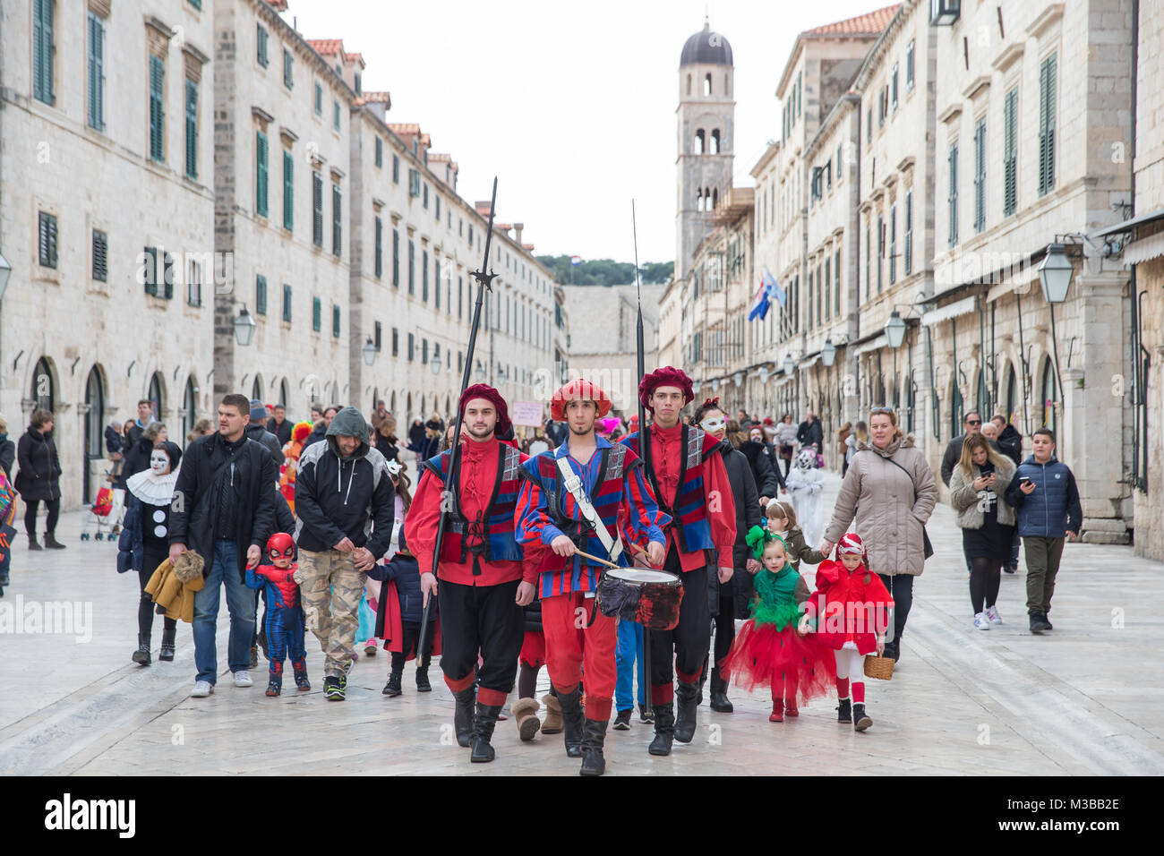 Dubrovnik, Kroatien. 10 Feb, 2018. Menschen die Teilnahme an einem Karnevalsumzug in der Altstadt von Dubrovnik, Kroatien, Jan. 10, 2018. Credit: Grgo Jelavic/Xinhua/Alamy leben Nachrichten Stockfoto