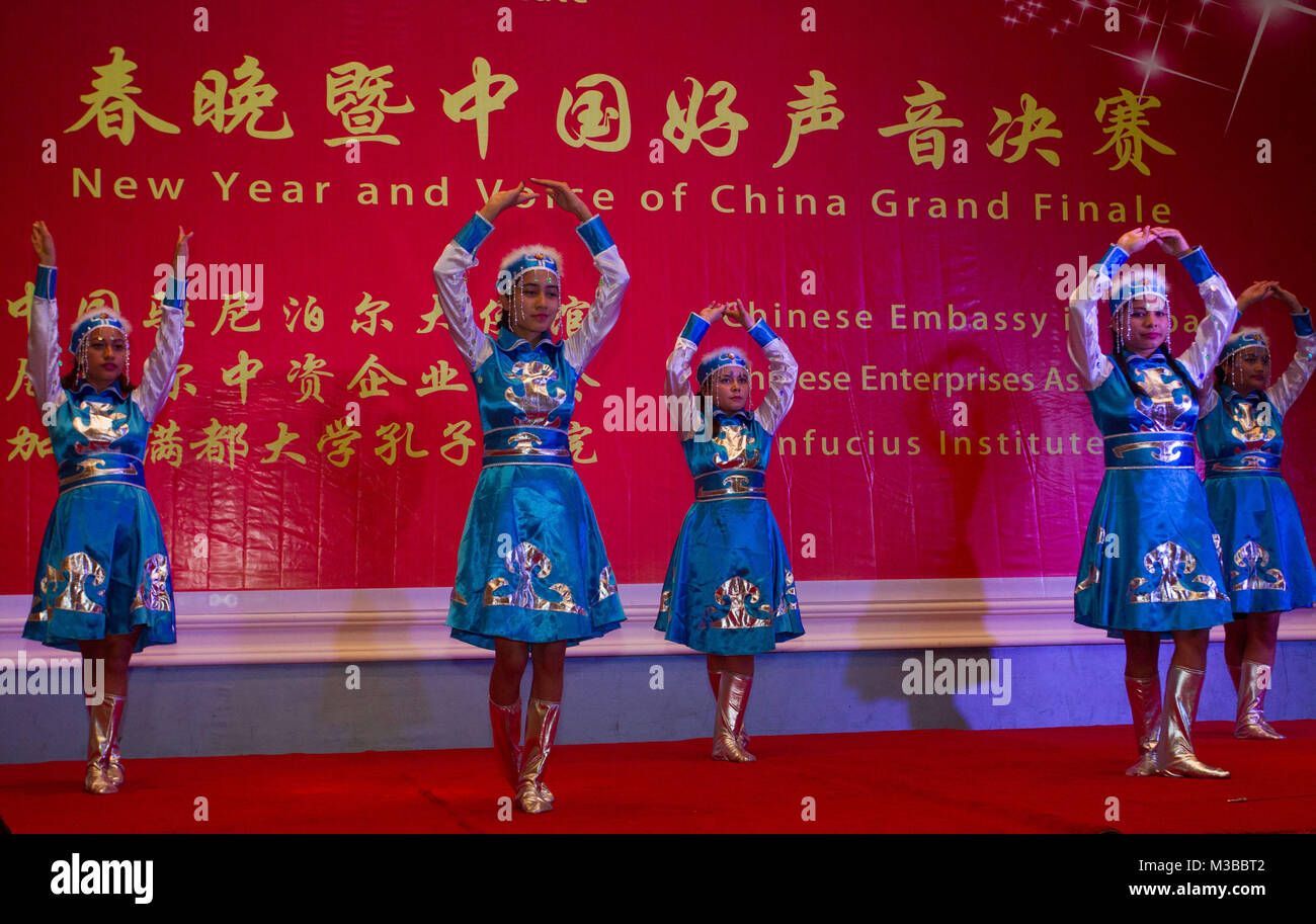 Kathmandu, Nepal. 10 Feb, 2018. Nepalesische Studenten durchführen Tanz bei der Feier der chinesische Mondjahr und Stimme von China Grand Finale in Kathmandu, Nepal, Jan. 10, 2018. Die Veranstaltung wurde von der chinesischen Botschaft in Nepal, chinesische Unternehmen Association und dem Konfuzius Institut an der Universität Kathmandu organisiert. Credit: Pratap Thapa/Xinhua/Alamy leben Nachrichten Stockfoto