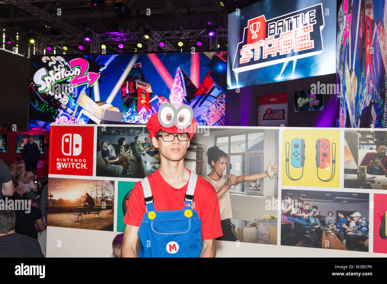 Köln, Deutschland - 24. August 2017: Mitarbeiter der Firma Nintendo stellt sich als super Mario vor ihren Stand auf der Gamescom 2017. Die gamescom ist ein Stockfoto