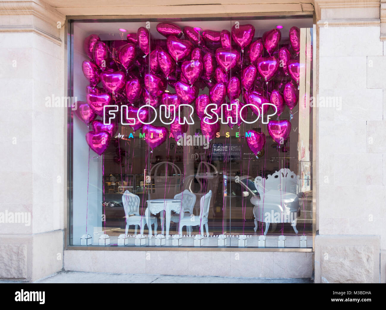 Fenster Anzeige der herzförmigen Luftballons am Mehl Shop Bäckerei in SoHo, New York City Stockfoto