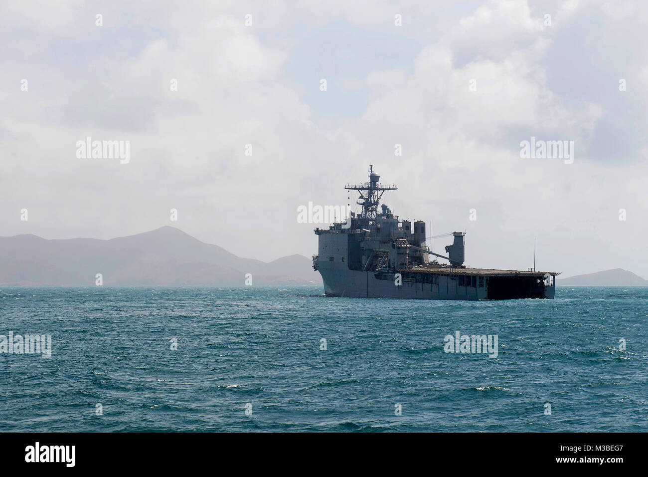 Das Dock Landung Schiff USS Oak Hill Anker außerhalb von St. John, US Virgin Islands, Sept. 11. Das Verteidigungsministerium ist die Federal Emergency Management Agency, die federführende Bundesamt, in denen helfen, die vom Hurrikan Irma Betroffene leiden zu minimieren und ist ein Bestandteil der gesamten-von-Reaktion seitens der Regierung. ) Stockfoto