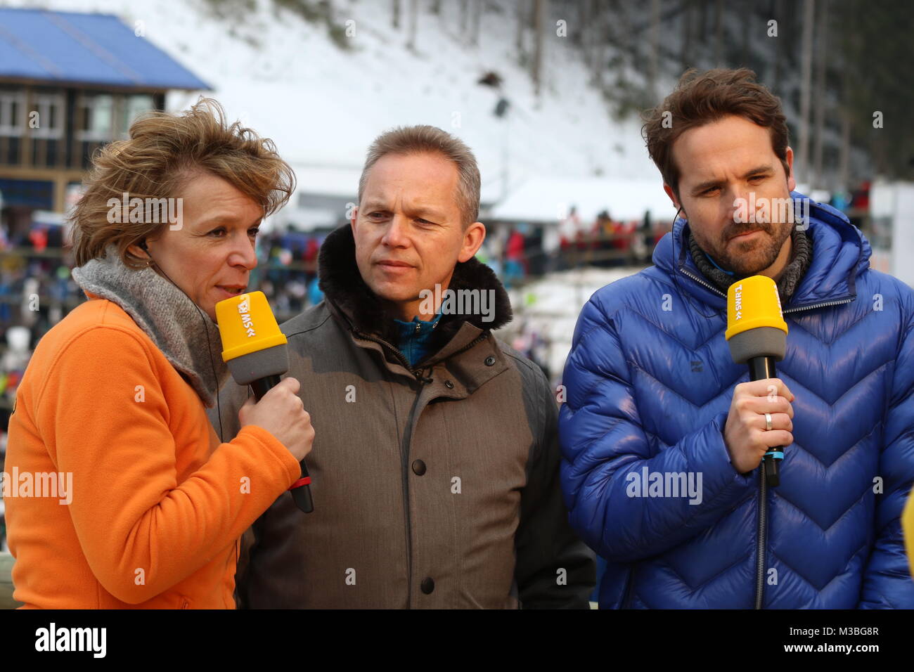 Stürmische Zeiten: Die Haare von Moderatorin Stefanie Anhalt machen es deutlich, wie stark der Wind durchs Skistadion im Schmiedsbachtal pfiff und letztendlich zur Absage führte. Interview mit Neustadts Bürgermeister Armin Hinterseh, rechts im Bild Stadionsprecher Philipp Sohmer Stockfoto