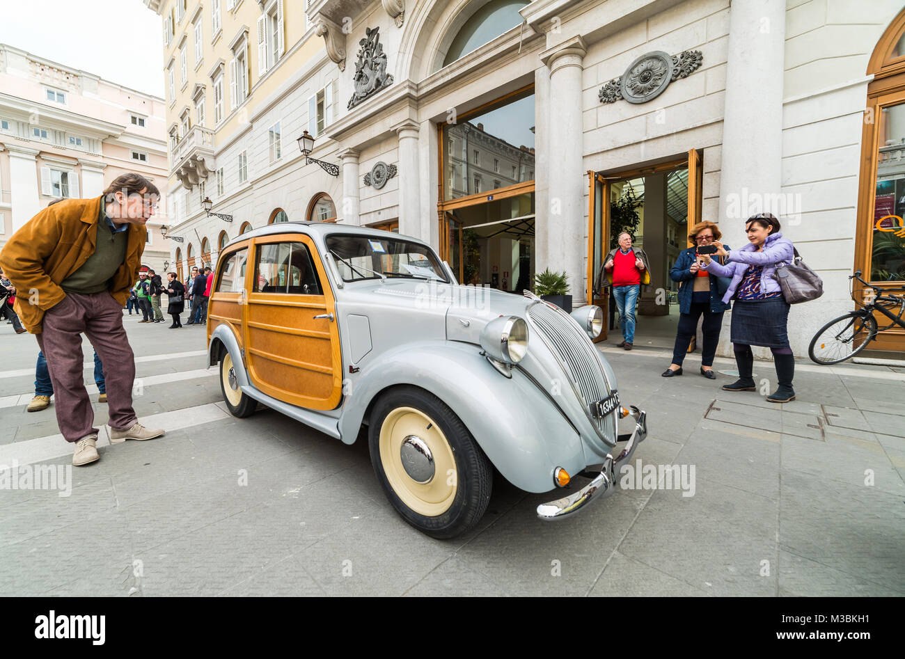 Triest, Italien - 3. APRIL: Seltene Fiat Topolino mit Holztüren am 3. April 2016. Triest Opicina Historischen ist Regelmäßigkeit laufen für Old- und Youngtimer C Stockfoto