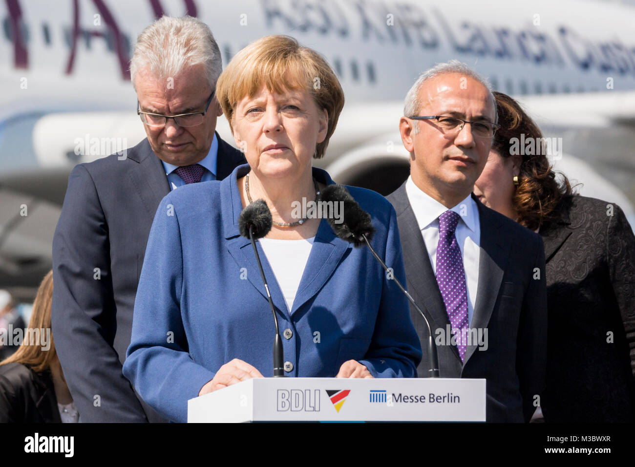 Bundeskanzlerin Dr. Angela Merkel und der Türkische Verkehrsminister S.E. Lütfi Elvan (v. l. n. r.) bin Rednerpodest auf der ILA Berlin Air Show 2014 in Schönefeld mit dem Static Display der EADS im Hintergrund der neue Airbus A350 Stockfoto