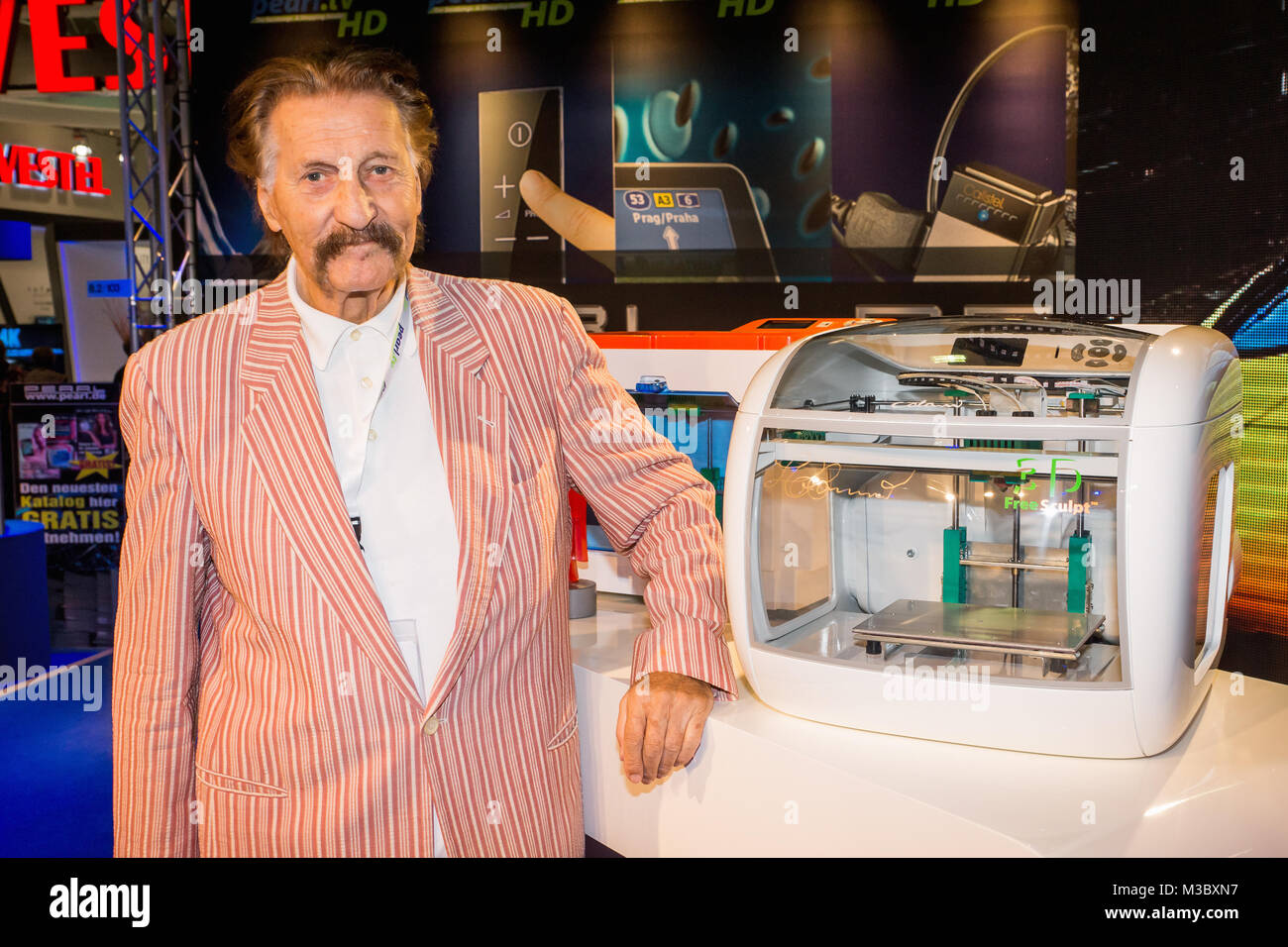Prof. Luigi Colani (deutscher Industriedesigner) stellt beim Internetversandhandel Pearl sterben neusten 3D kostenlos Sculpt Drucker bei der Pressekonferenz in Halle 8.2 auf der Internationalen Funkausstellung 2013 in Berlin vor. Stockfoto