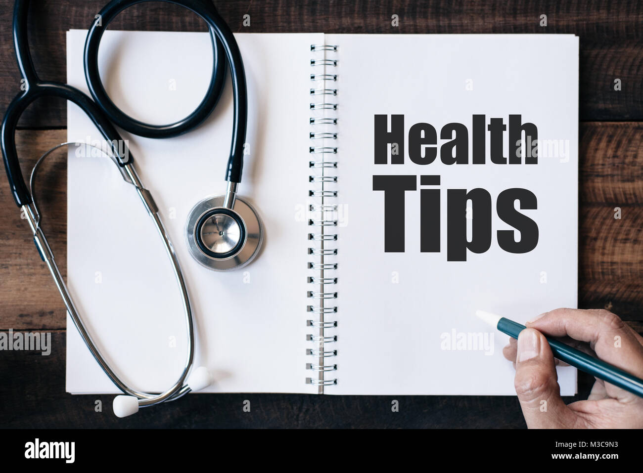 Stethoskop und Notebook mit GESUNDHEITSTIPPS Wort. medizinisches Konzept Stockfoto