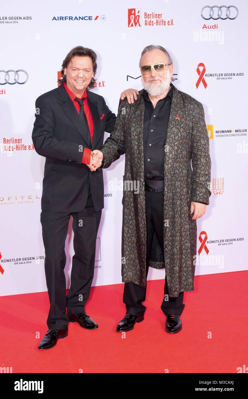 Lars Vestergaard von Laustsen und Friedrich Liechtenstein auf dem roten Teppich bei der Künstler gegen Aids - die Gala 2014 - im Berliner Theater des Westens sterben. Stockfoto