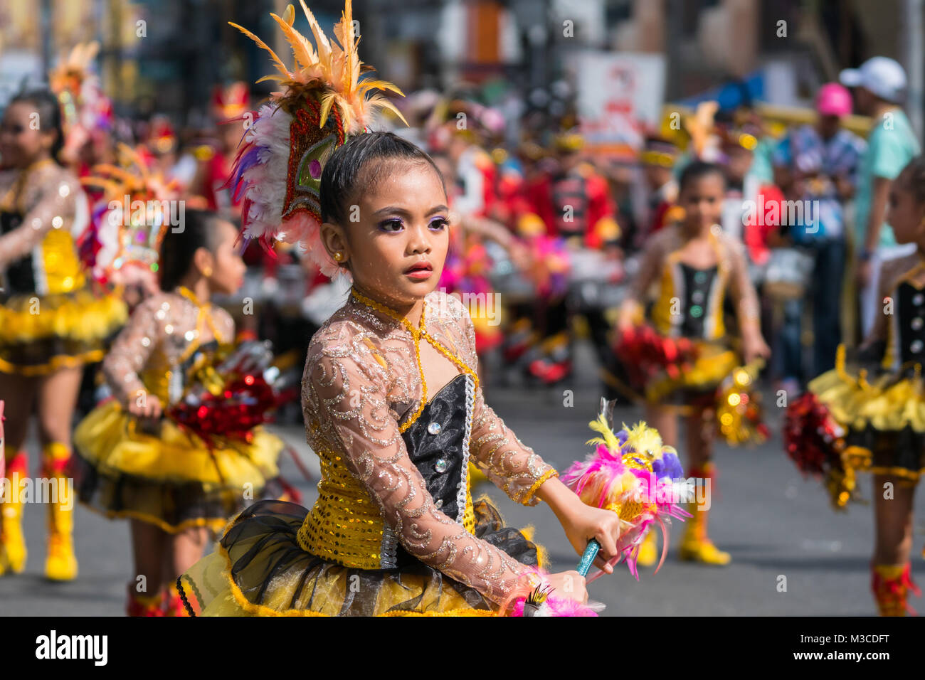 Grundschule Mädchen, die an einer Straße Prozession als Teil der Dinagyang Festival feiern, Iloilo, Philippinen 2018 Stockfoto