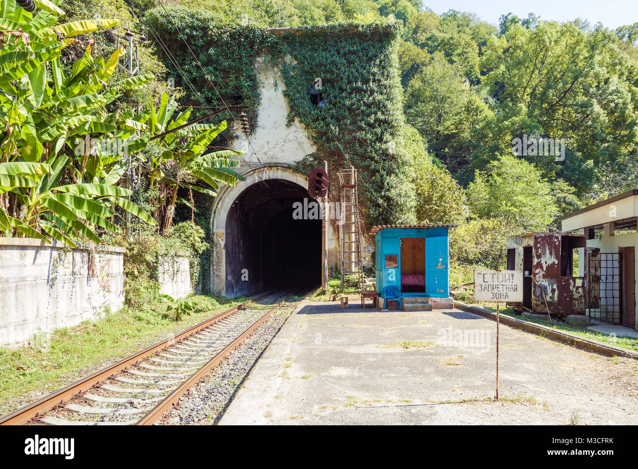 Neue ATHOS, Abchasien, Georgien, vom 19. SEPTEMBER 2017: Eisenbahntunnel der Berge und des Zeichens top! Verbotene Zone", in der Nähe des Bahnhof Psirtskha Stockfoto