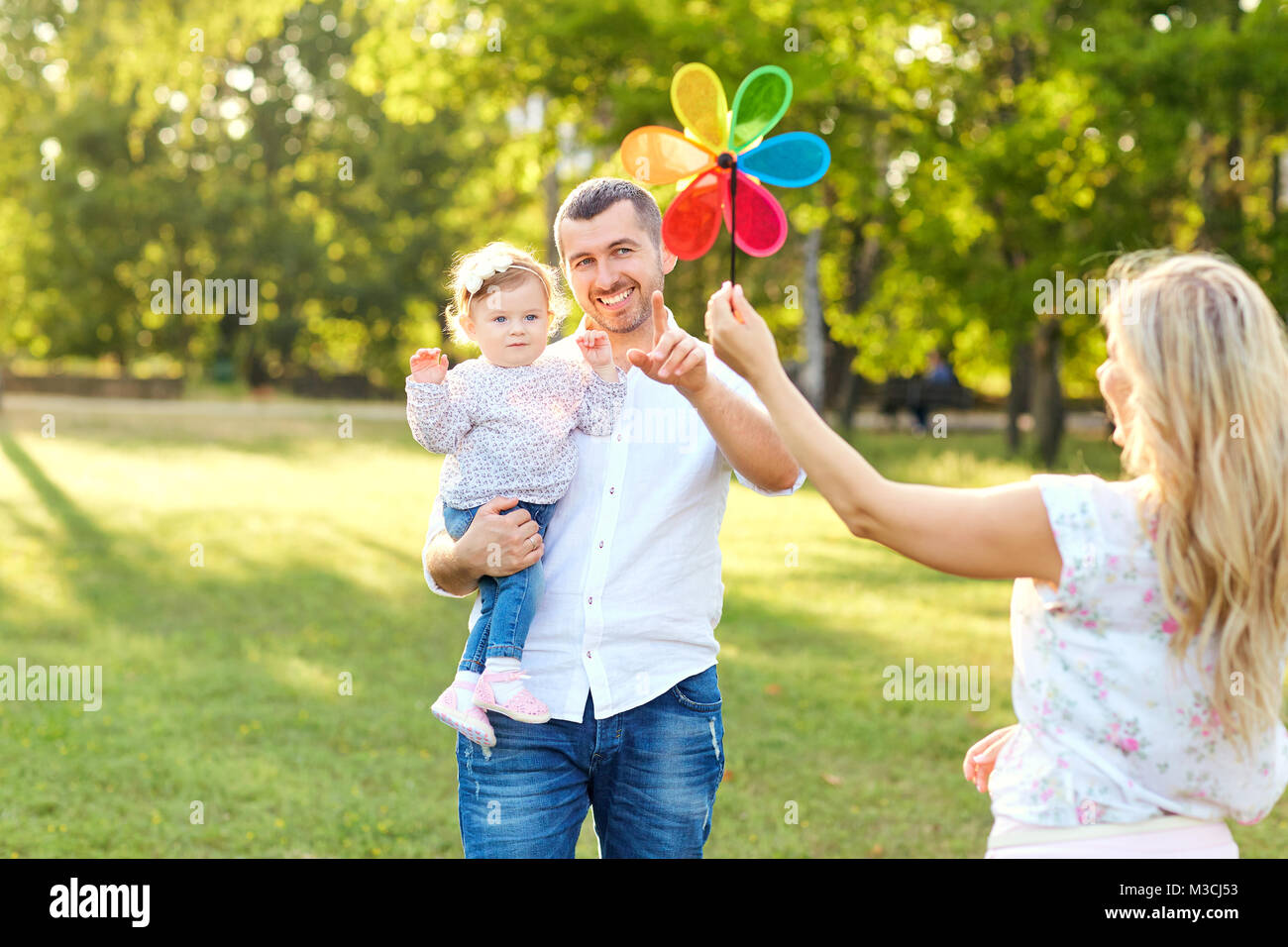 Glückliche Familie in einem Park im Sommer Herbst. Stockfoto