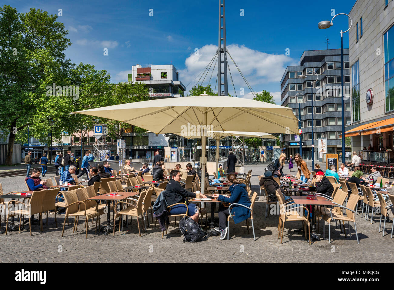 Sidewalk Cafe am Willy-Brandt-Platz, Dortmund, Ruhrgebiet, Nordrhein-Westfalen, Deutschland Stockfoto