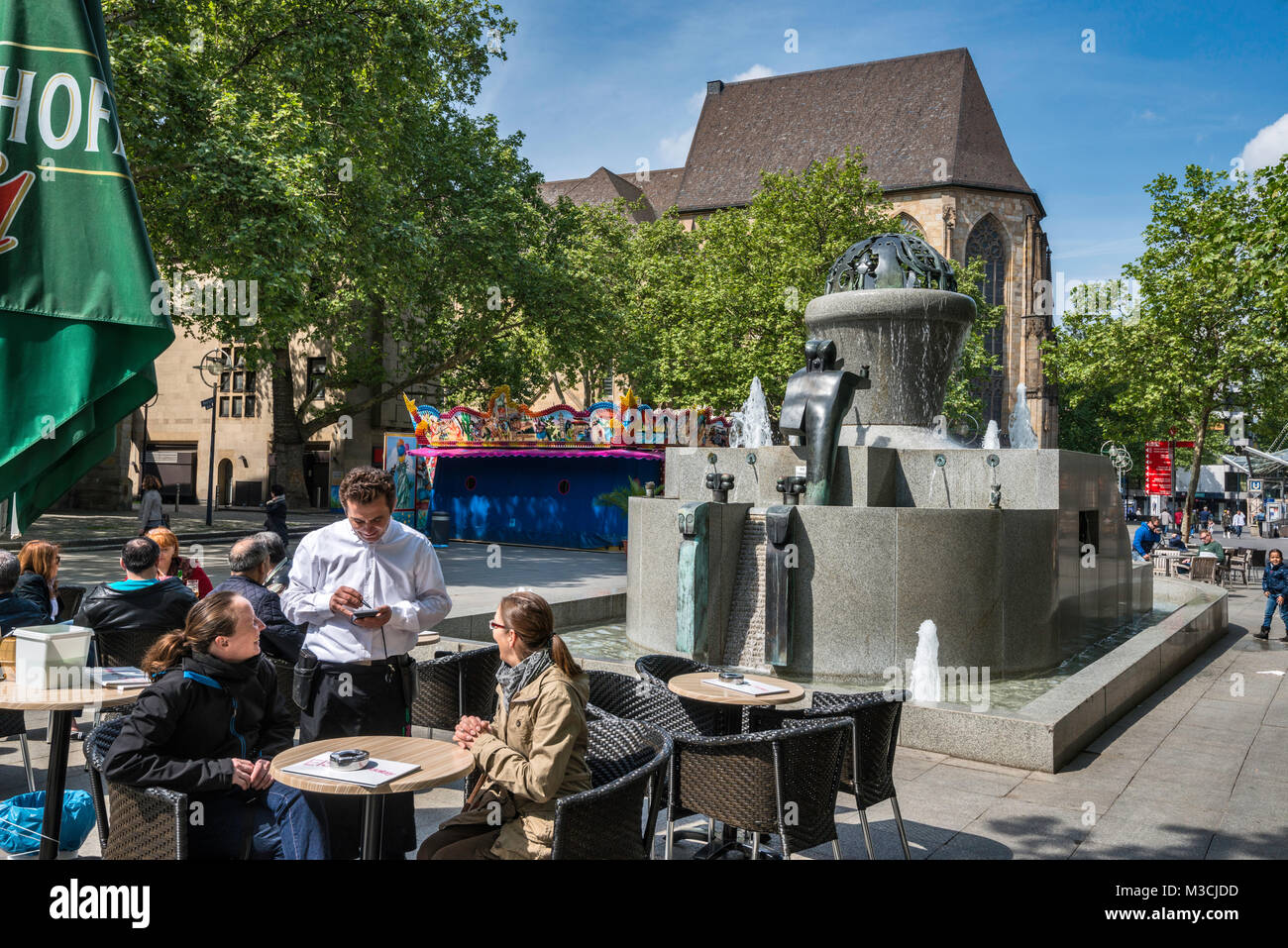 Sidewalk Cafe, Brunnen bei Kleppingstrasse, Dortmund, Ruhrgebiet, Nordrhein-Westfalen, Deutschland Stockfoto