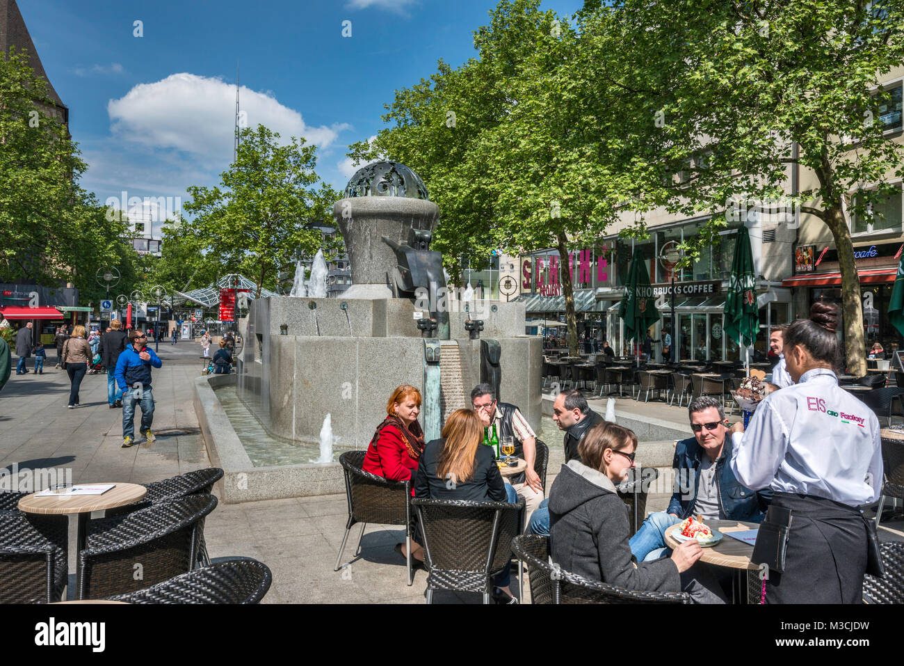 Sidewalk Cafe, Brunnen bei Kleppingstrasse, Dortmund, Ruhrgebiet, Nordrhein-Westfalen, Deutschland Stockfoto