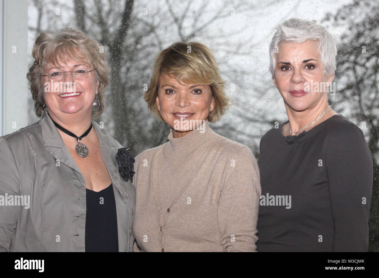 Die Autorin Katie Fforde, Uschi Glas und Maresa Hoerbiger, Praesentation  der neuen "Katie Fforde' Reihe im ZDF, Plangesche Villa, Hamburg,  01.12.2011 Stockfotografie - Alamy