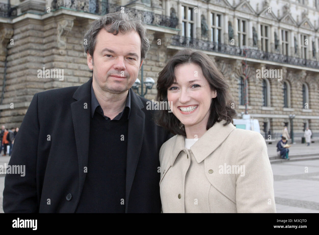 Der verlger Marcel Hartges (Piper) mit der Autorin Charlotte Roche,  Weltnacht des Buches mit Musikvideos auf dem Rathausmarkt, Hamburg,  23.04.2012 Stockfotografie - Alamy