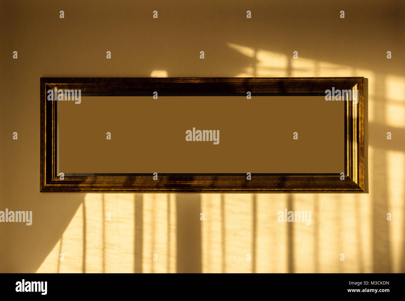 Rahmen An Der Wand Hangen Mit Freistellungspfad Innen Fur Mockup Naturliche Fenster Licht Durch Den Raum Stockfotografie Alamy