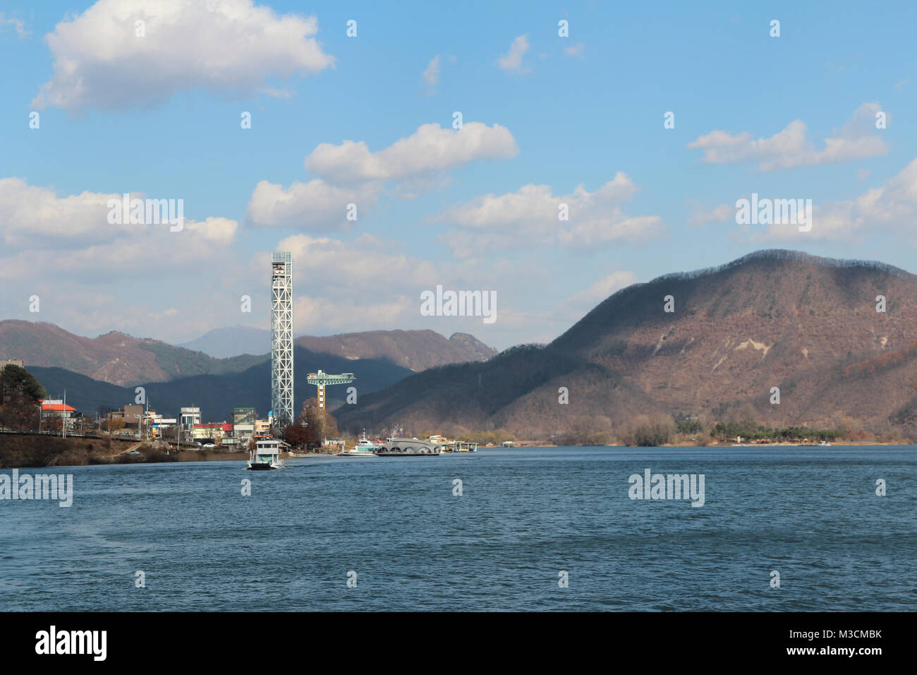 Herbst Landschaft der Insel Nami im sonnigen Tag mit Skyline zip-Draht, Südkorea Stockfoto