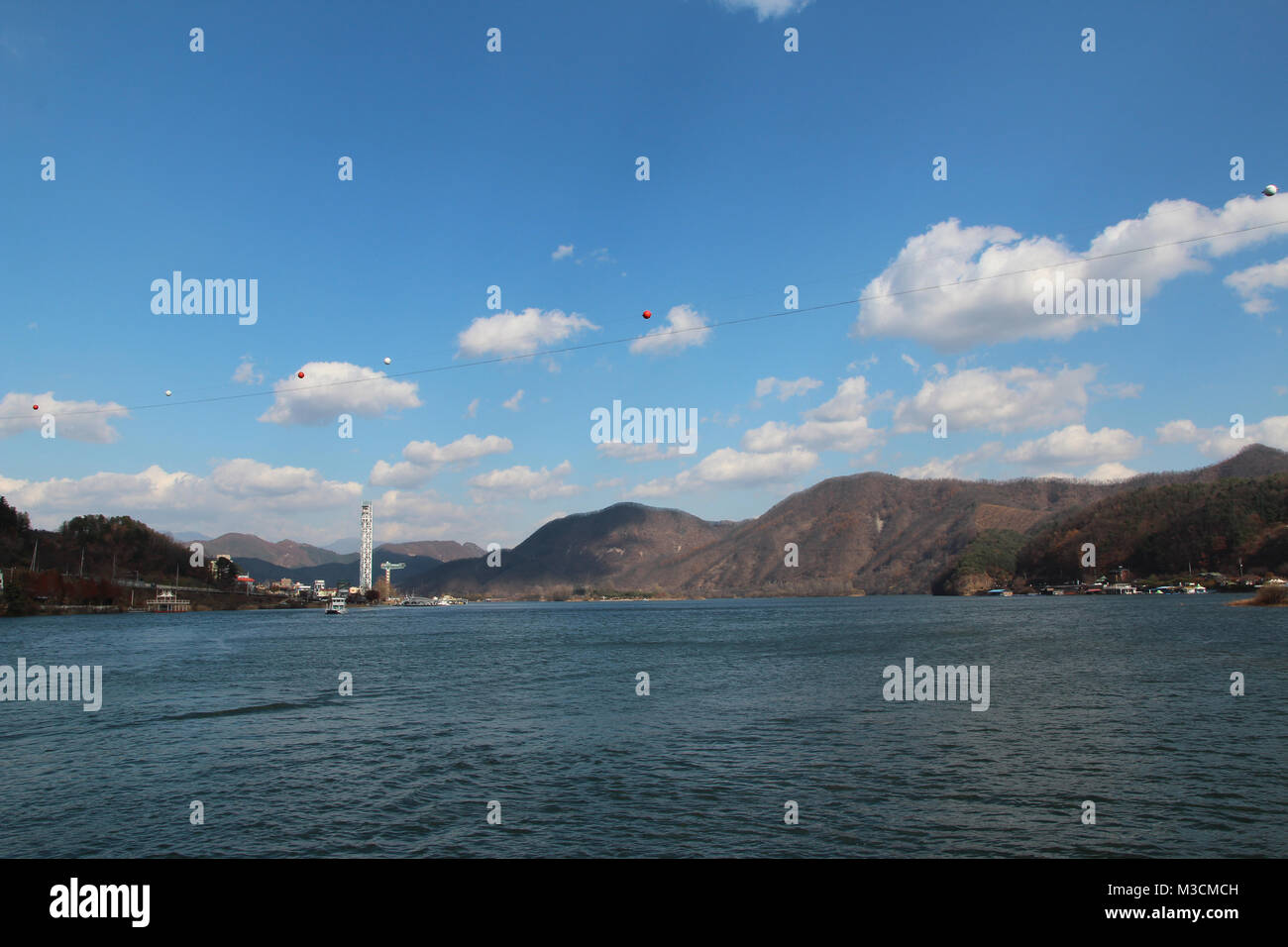 Herbst Landschaft der Insel Nami im sonnigen Tag mit Skyline zip-Draht, Südkorea Stockfoto