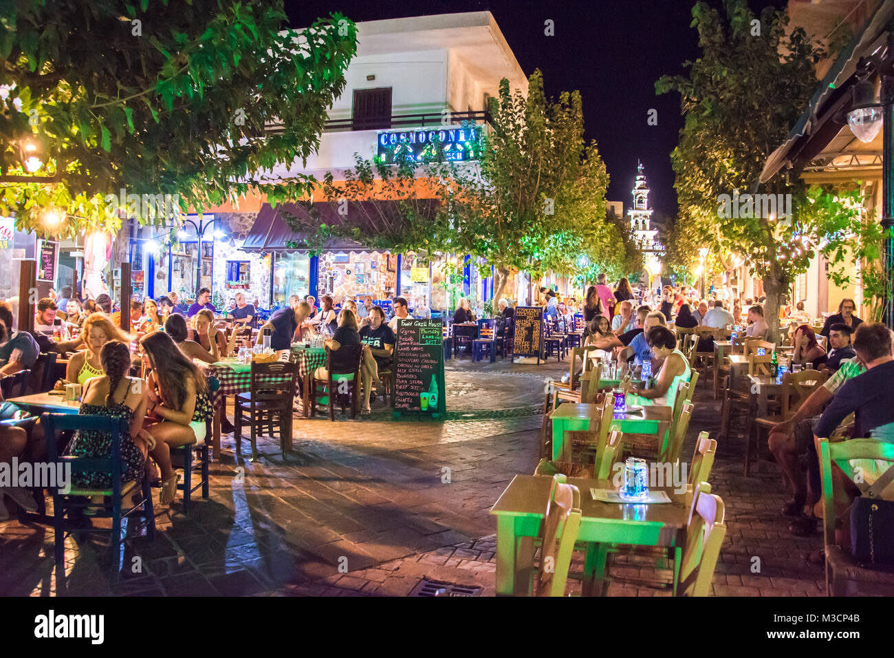 Nacht sommer Leben in den Straßen von Paleochora, Kreta, Griechenland Stockfoto