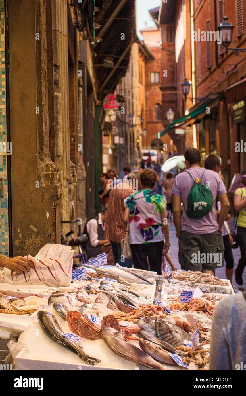 BOLOGNA, Italien - 27. AUGUST 2016: Touristen und Einheimische einkaufen gehen in den mittelalterlichen Markt. Die Berufung dieser Bereich als Quadrilatero, Bedeutung bekannt Stockfoto