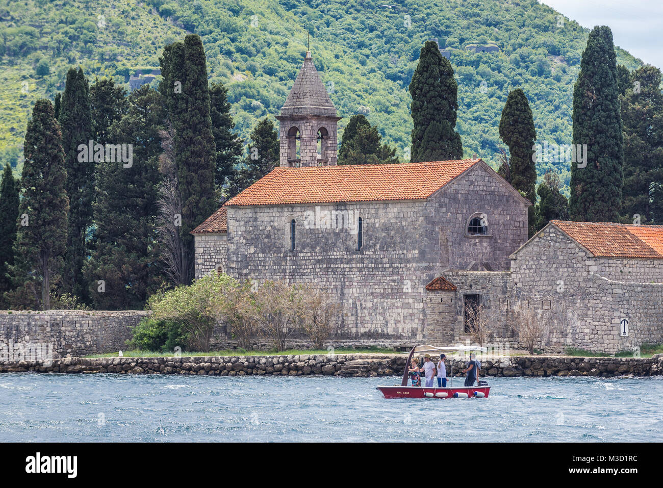 Insel St. George Kirche des Benediktinerklosters, einer der beiden Inseln an der Küste von Perast Stadt in der Bucht von Kotor, Montenegro Stockfoto