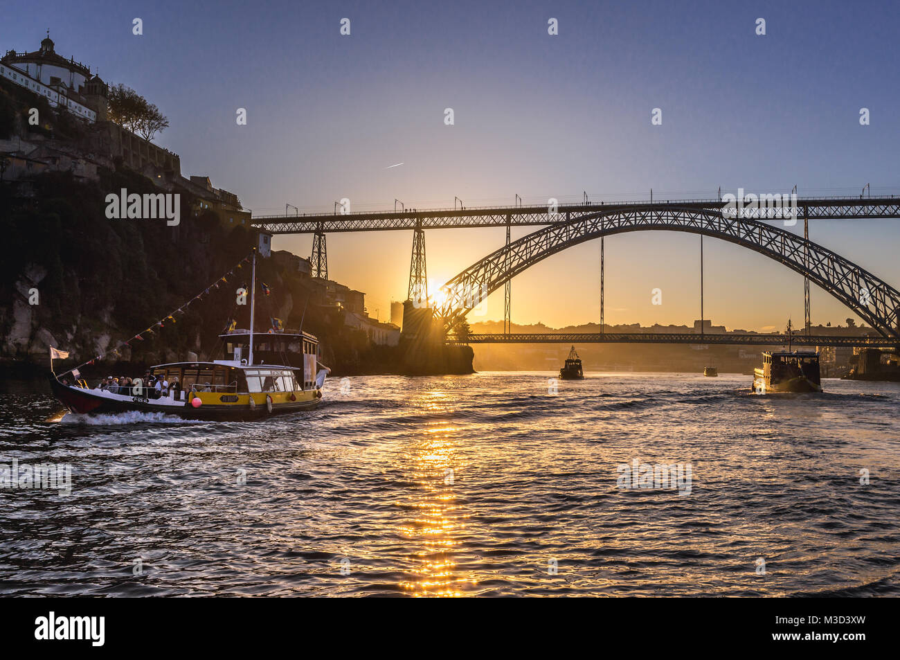 Ausflugsboote und Dom Luis I Brücke über den Fluss Douro zwischen Porto und Vila Nova de Gaia Städte in Portugal. Serra do Pilar Kloster auf der linken Seite Stockfoto