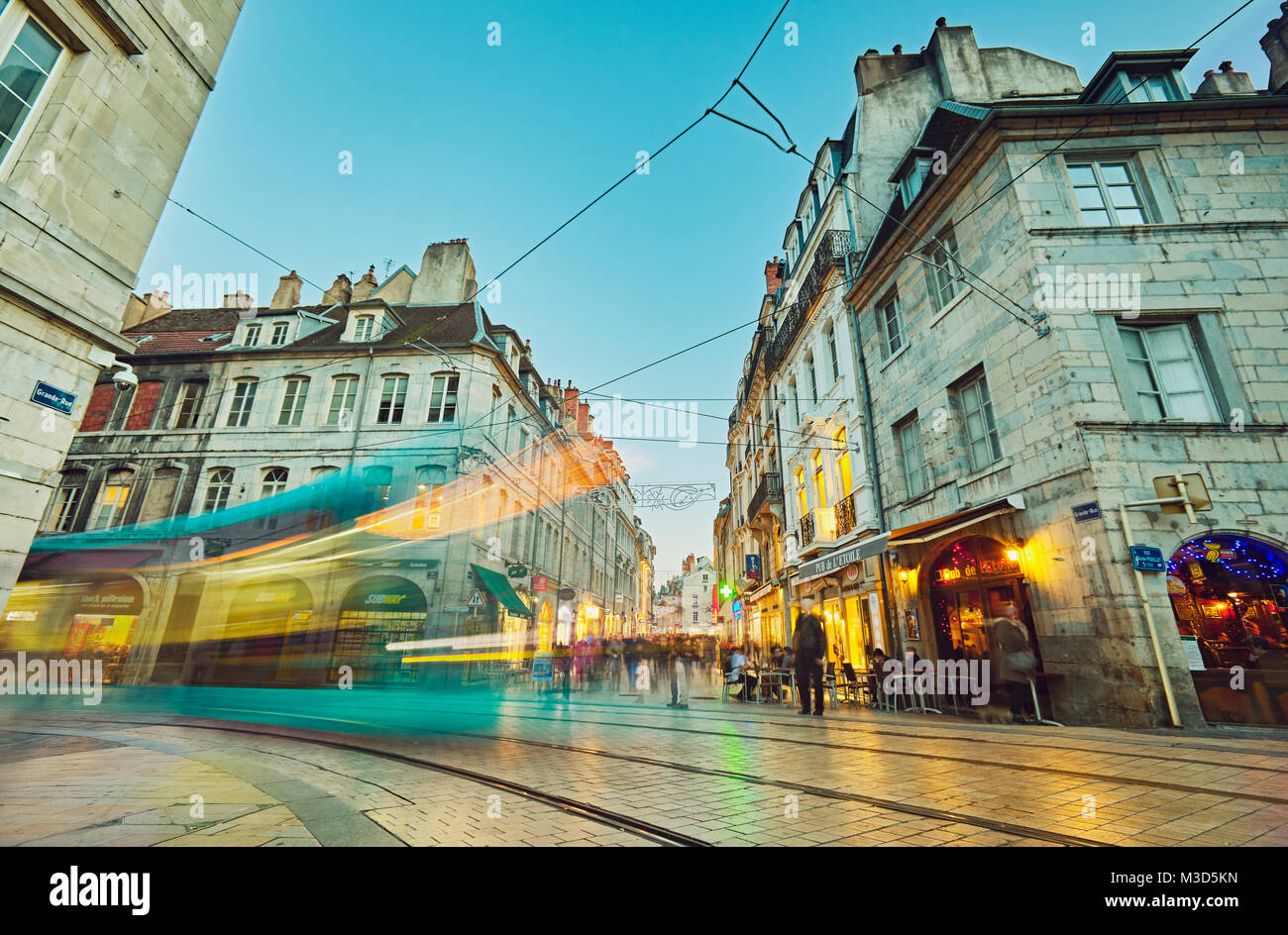 Straßenbahn Grande-Rue von Besançon. Doubs. Bourgogne-Franche-Comte. Frankreich. Stockfoto