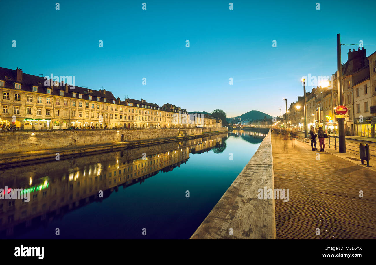 Quai Bauvan vom Pont Battant gesehen. Besançon. Doubs. Bourgogne-Franche-Comte. Frankreich. Stockfoto