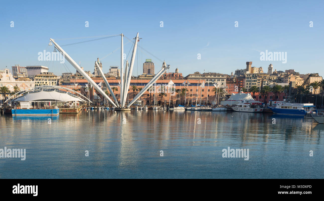 Genua, Italien Dezember 23, 2017: Panorama der "Porto Antico" alter Hafen mit dem berühmten bigo vom Meer aus gesehen Stockfoto