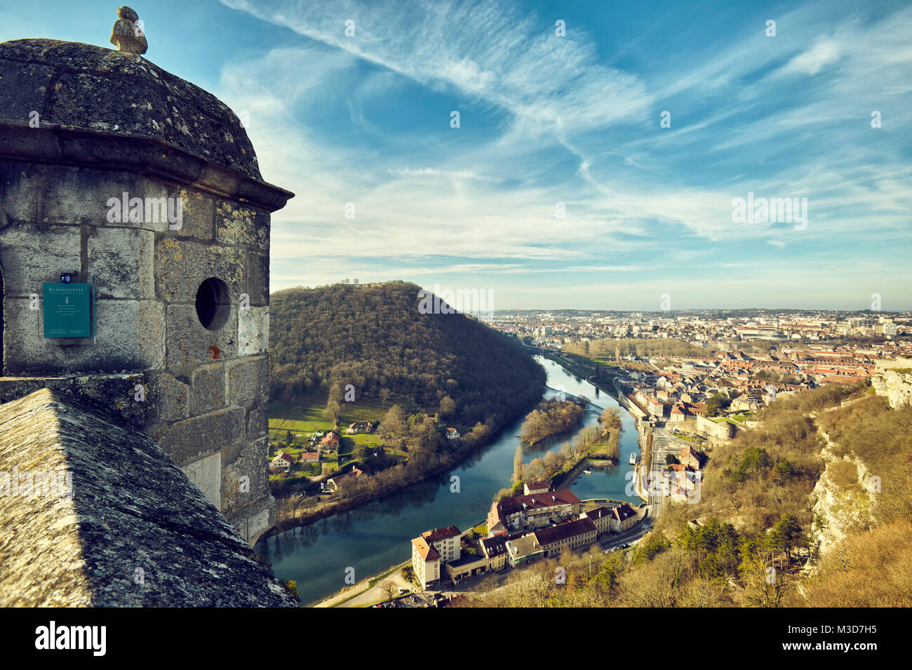 Fluss Doubs Blick von der Zitadelle von Besançon, eine Festung aus dem 17. Jahrhundert, die von Vauban für Louis XIV. UNESCO-Weltkulturerbe. Besançon. Bourgog Stockfoto
