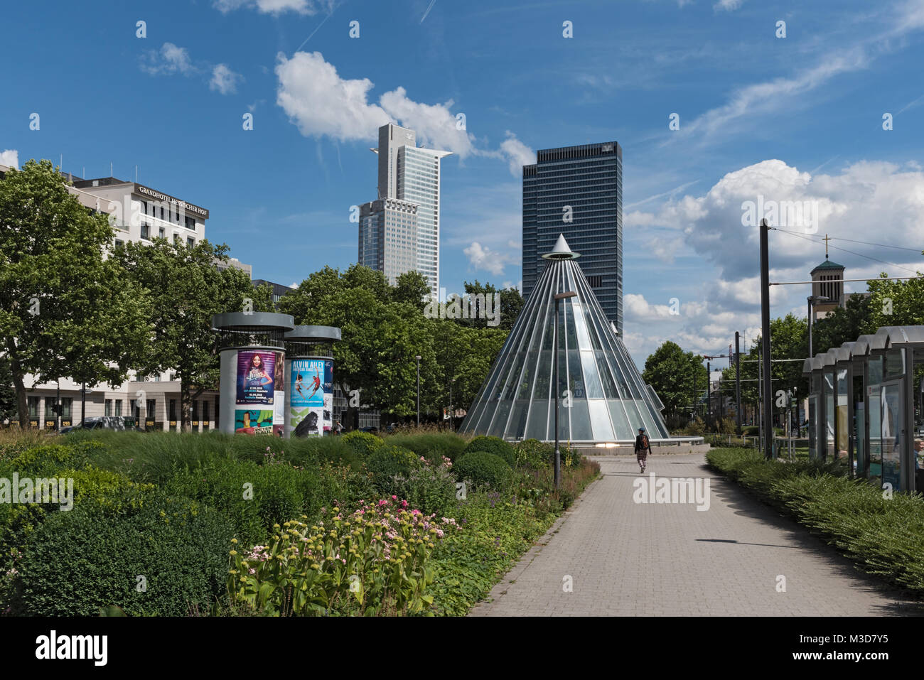 Wolkenkratzer und der U-Bahn Station an der Friedrich Ebert Park in Frankfurt, Deutschland Stockfoto