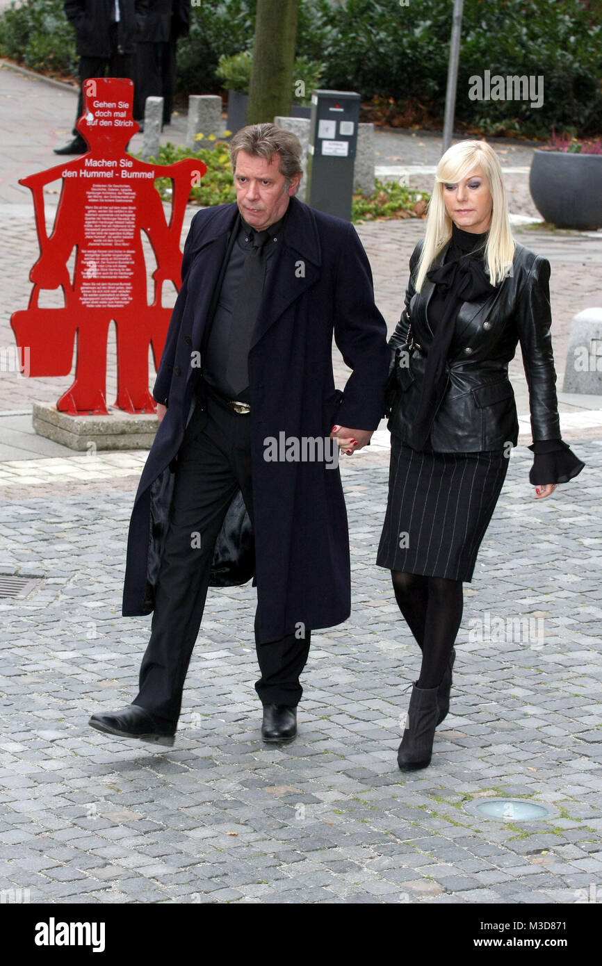 Trauerfeier fuer Loki Schmidt, Michel Hamburg, 01.11.2010, Jan Fedder, mit seiner Frau Marion Stockfoto