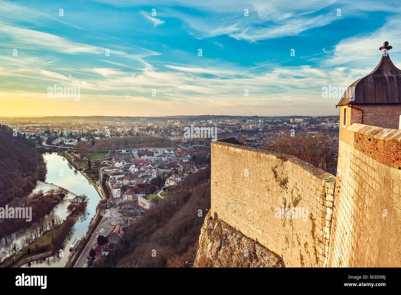 Fluss Doubs und Blick auf die Stadt von der Zitadelle von Besançon, eine Festung aus dem 17. Jahrhundert, die von Vauban für Louis XIV. UNESCO-Weltkulturerbe. Besanço Stockfoto