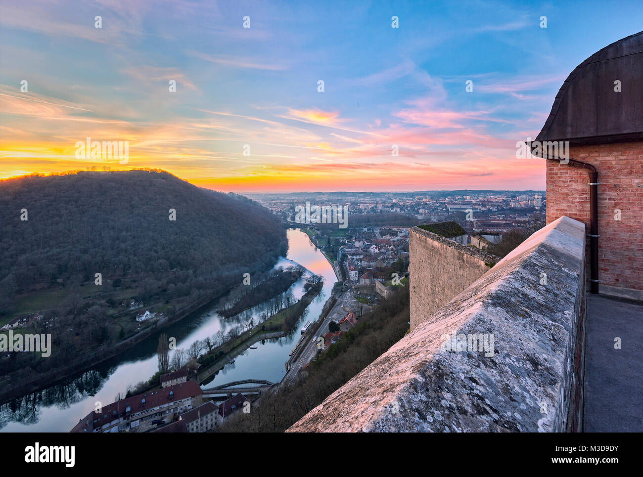 Fluss Doubs und Blick auf die Stadt von der Zitadelle von Besançon, eine Festung aus dem 17. Jahrhundert, die von Vauban für Louis XIV. UNESCO-Weltkulturerbe. Besanço Stockfoto