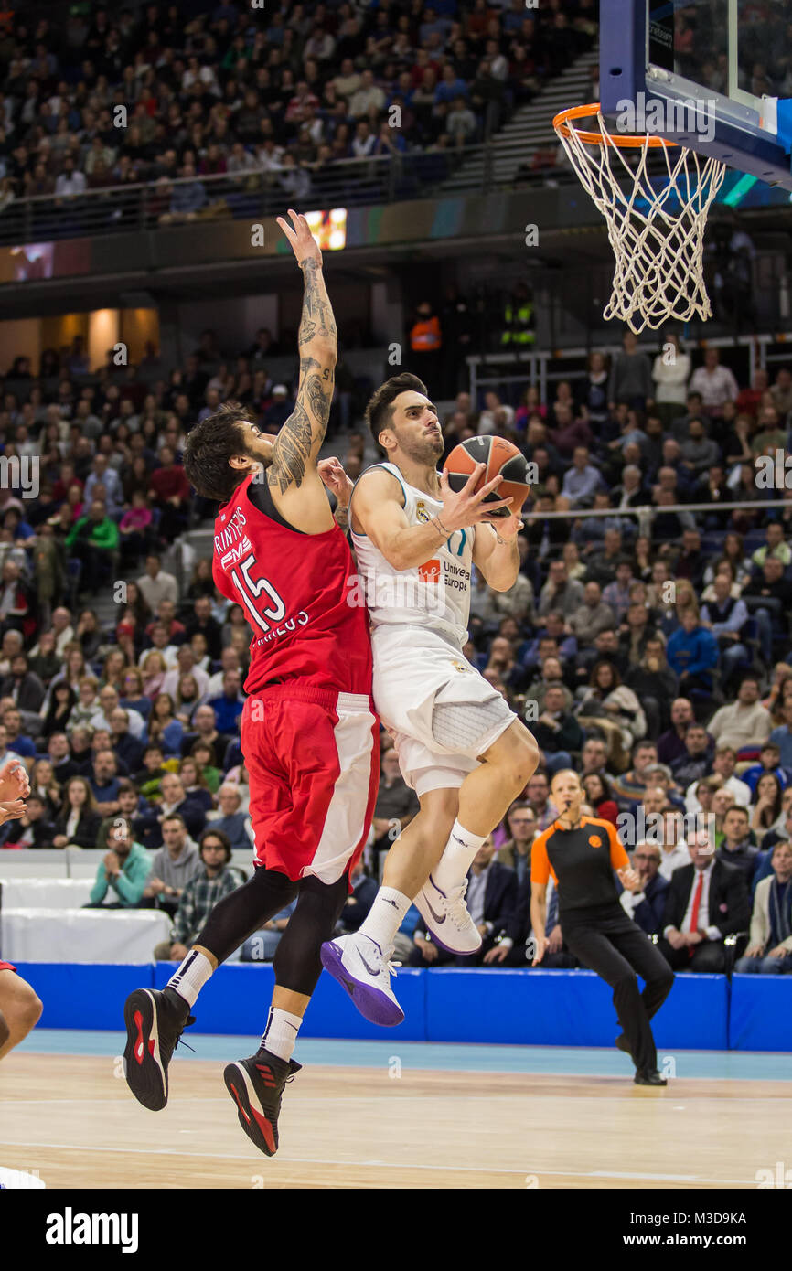 Madrid, Spanien. 09 Feb, 2018. Georgios Printezis (L) und Facundo Campazzo (R) bei Olympiakos Piräus Sieg über Real Madrid (79 - 80) Turkish Airlines Euroleague regular season Spiel (Tag 22) feierten an Wizink Zentrum in Madrid (Spanien). 9. Februar 2018. Credit: Juan Carlos García Mate/Pacific Press/Alamy leben Nachrichten Stockfoto