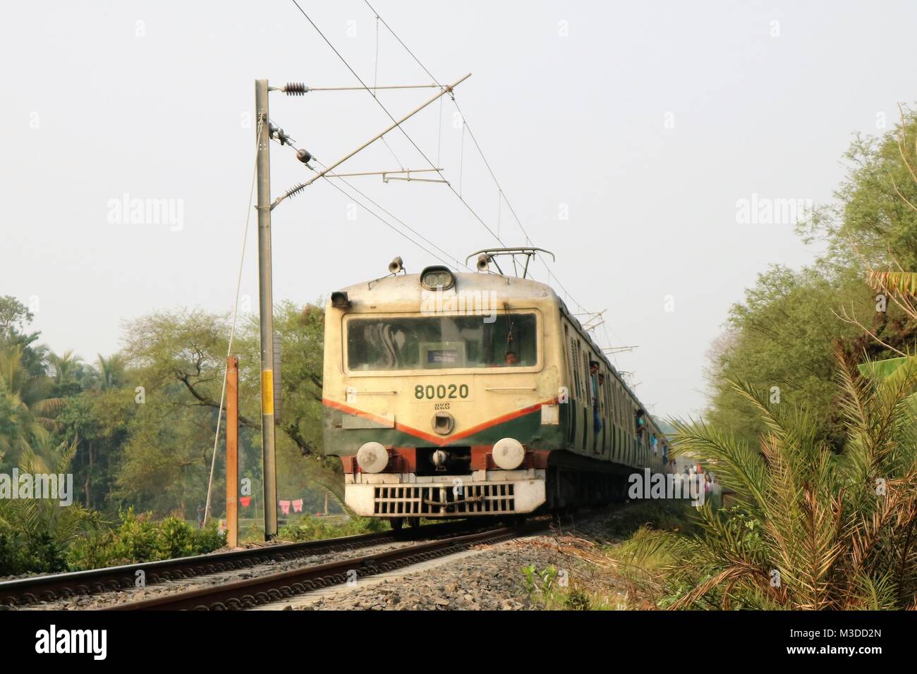 Mann an der Grenze, ein Mann, der das Leben durch die Grenze Ichamati River. Die Hälfte der Fluss ist in Indien und die andere Hälfte in Bangladesch. Stockfoto