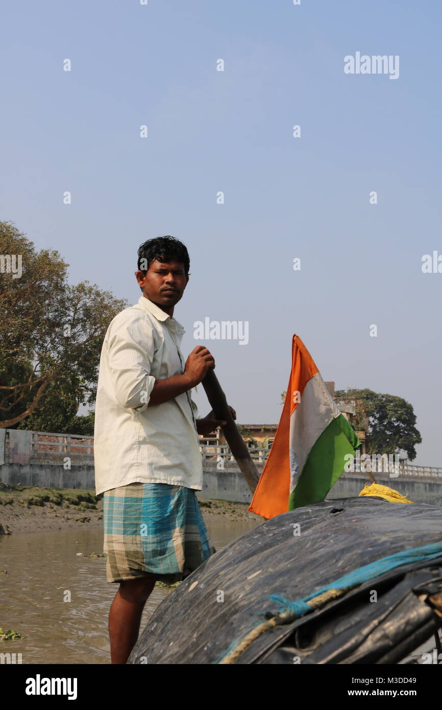 Mann an der Grenze, ein Mann, der das Leben durch die Grenze Ichamati River. Die Hälfte der Fluss ist in Indien und die andere Hälfte in Bangladesch. Stockfoto