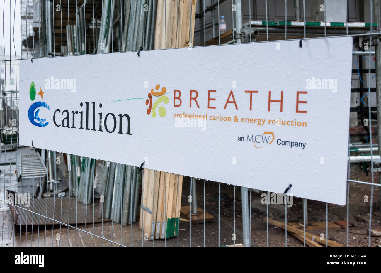 Carillion Plc signage auf einer Baustelle in Großbritannien Stockfoto