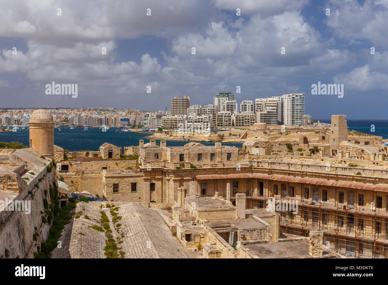 Blick auf die Stadt Sliema von Fort St. Elmo in Valletta, Malta. Stockfoto