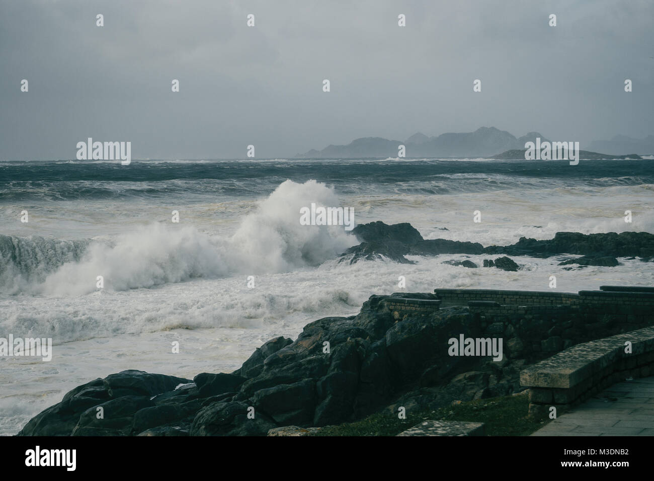 Wellen auf die Felsen an der Küste von Lugo, Galizien, Spanien brechen Stockfoto