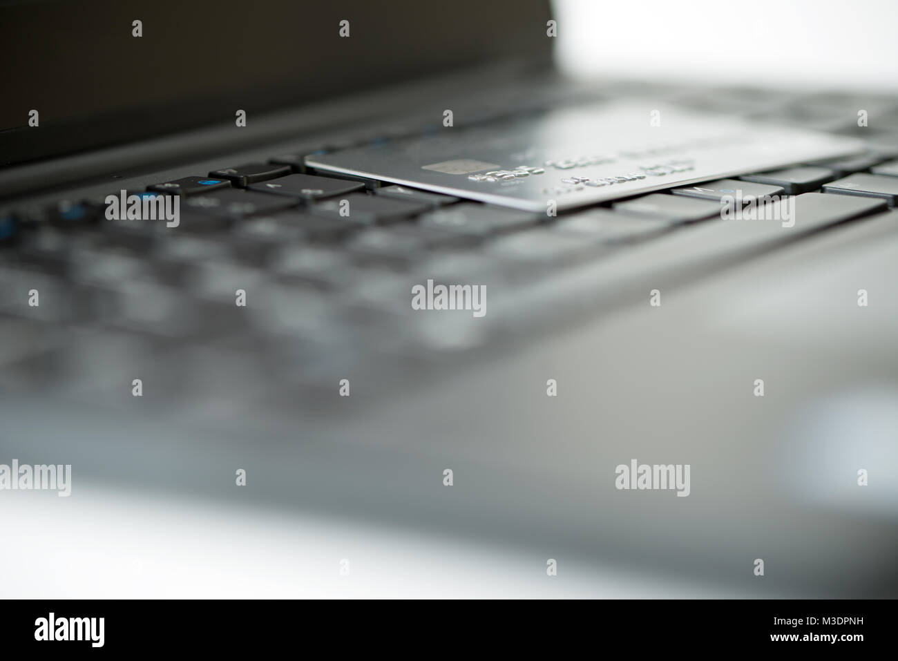 Kreditkarte auf Laptop Stockfoto