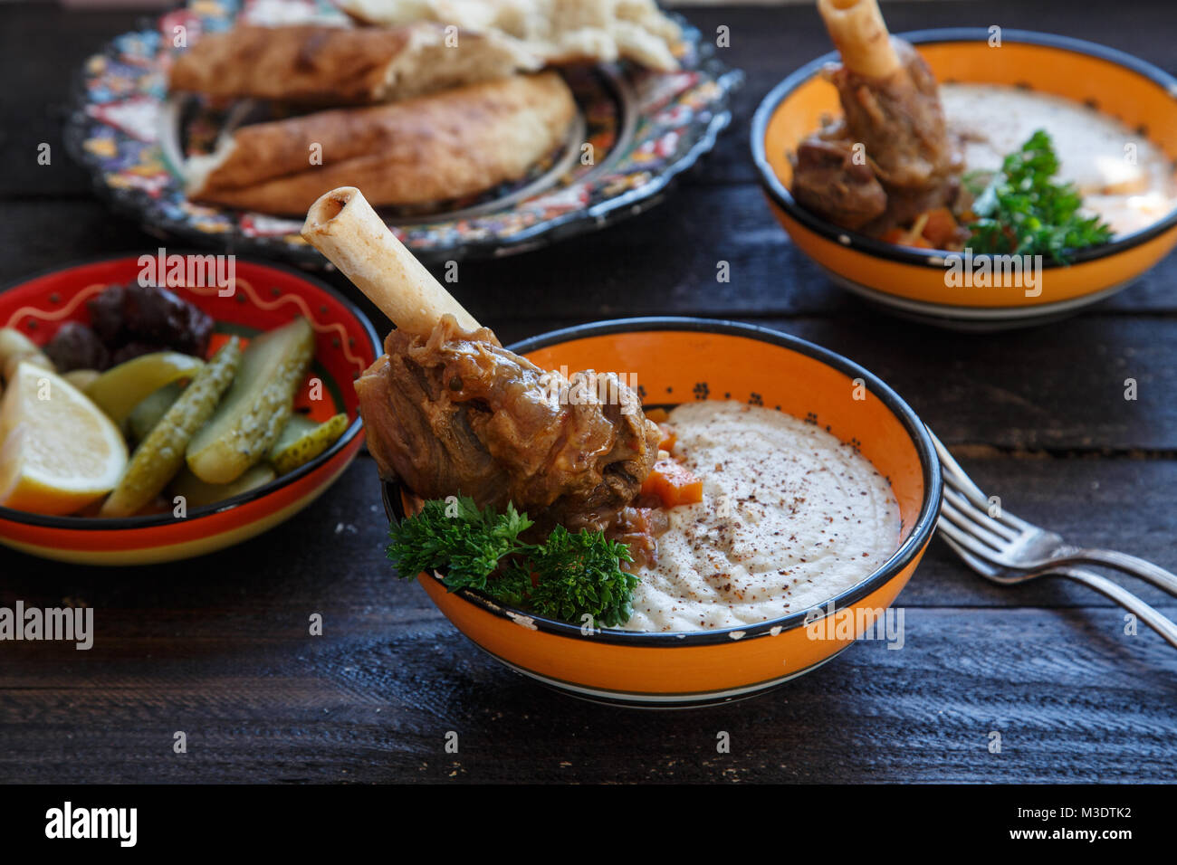 Lammkeule mit Püree und Petersilie in der Schüssel, Ansicht schließen Stockfoto