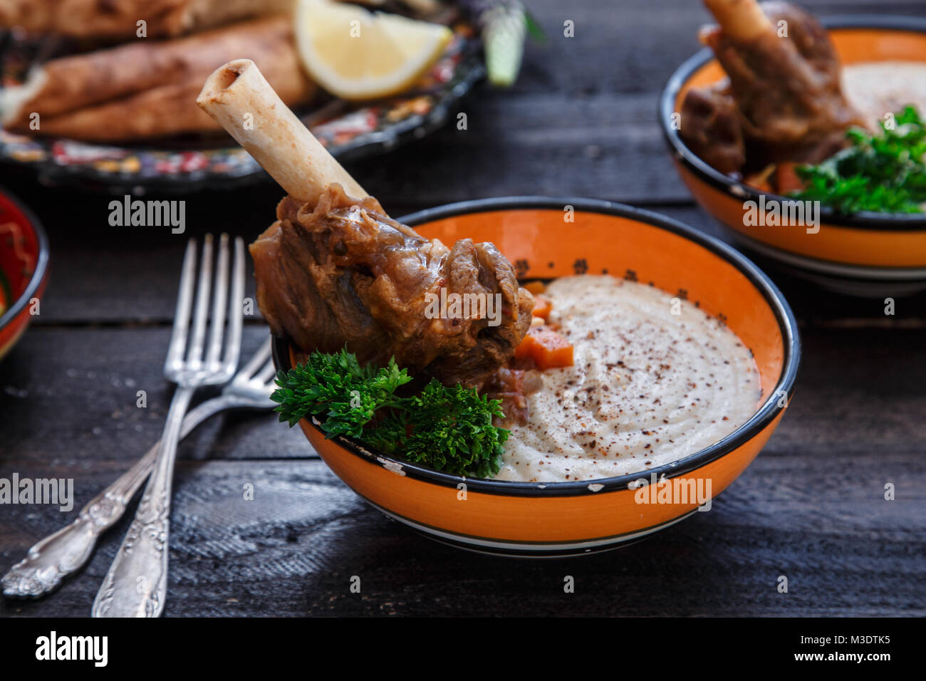 Lammkeule mit Püree und Petersilie in der Schüssel, Ansicht schließen Stockfoto