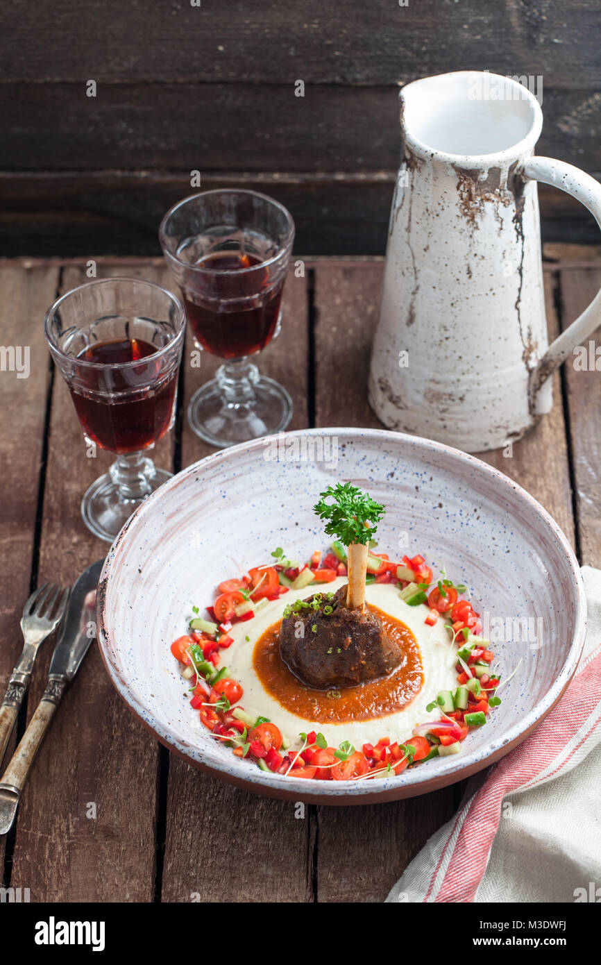 Lammkeule mit Auberginen-püree und frische Vegs, traditionelles türkisches Gericht Stockfoto