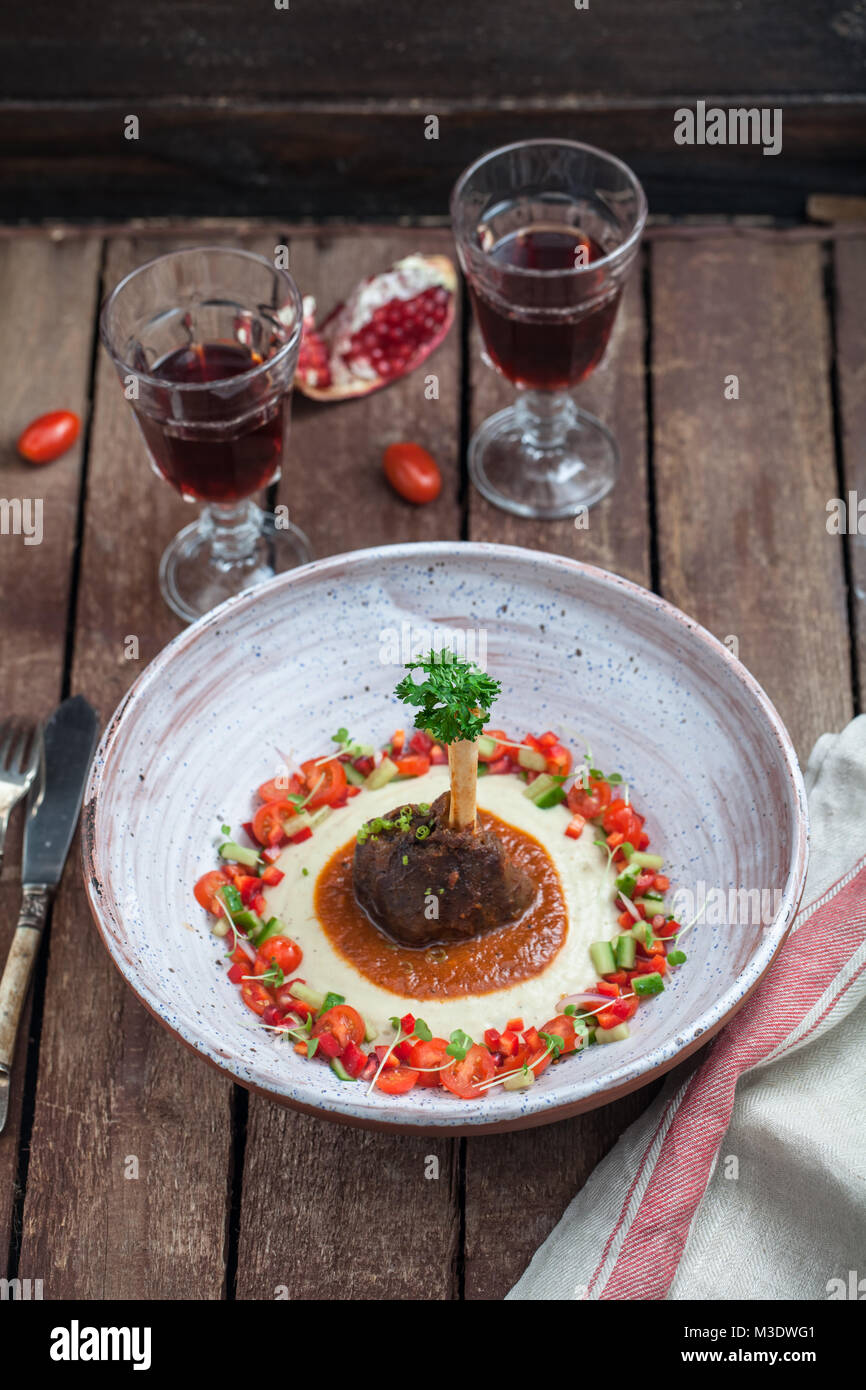Lammkeule mit Auberginen-püree und frische Vegs, traditionelles türkisches Gericht Stockfoto